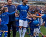 Gabigol é apresentado no Cruzeiro diante de mais de 40 mil torcedores no Mineirão