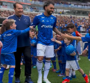 Gabigol &eacute; apresentado no Cruzeiro diante de mais de 40 mil torcedores no Mineir&atilde;o