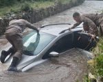 Grande BH: Idoso é resgatado após carro cair em rio