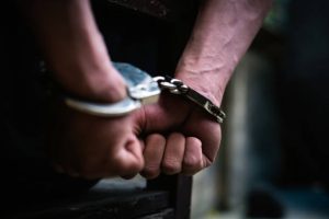 Homem &eacute; preso por estupro e c&aacute;rcere contra mulher que conheceu em boate, em Divin&oacute;polis
