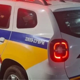 Motociclista invade rua e bate em viatura que fazia patrulhamento, em Ita&uacute;na
