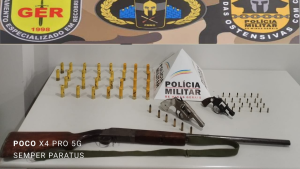 Homem que dirigia com duas armas e guardava outras em casa &eacute; preso, em Pitangui