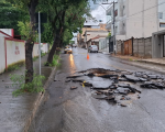 Asfalto cede e forma cratera em frente ao Corpo de Bombeiros, em Arcos