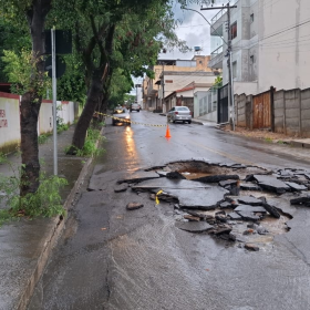 Asfalto cede e forma cratera em frente ao Corpo de Bombeiros, em Arcos