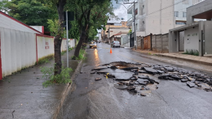 Asfalto cede e forma cratera em frente ao Corpo de Bombeiros, em Arcos