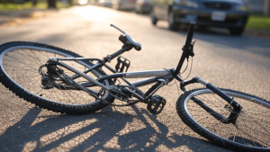 Ciclista fica gravemente ferido ap&oacute;s ser atingido por carro, em Ita&uacute;na