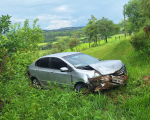 Carro cai em abismo após aquaplanar na BR-354, em Formiga