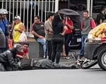 Idoso fica ferido em acidente entre moto e van, na Avenida Paraná