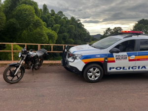 Homem que dirigia perigosamente em rua com crian&ccedil;as tem moto apreendida pela PM