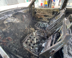 Carro pega fogo dentro de posto de combustíveis, em Itaúna