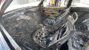 Carro pega fogo dentro de posto de combust&iacute;veis, em Ita&uacute;na