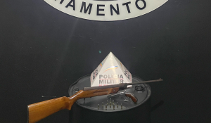 Idoso &eacute; preso com rev&oacute;lver e espingarda, em Ita&uacute;na
