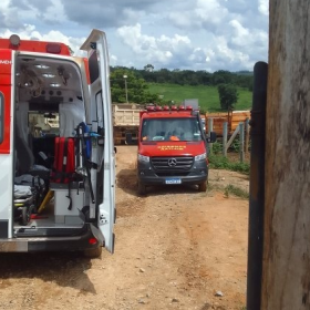 Funcionário morre e outros dois ficam feridos após caírem em caixa de 4 metros, em granja em Samonte