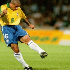 Ex-jogador Roberto Carlos, tem 11 filhos com diferentes mulheres, e acaba de se separar da última esposa
