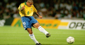 Ex-jogador Roberto Carlos, tem 11 filhos com diferentes mulheres, e acaba de se separar da última esposa