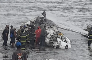 VÍDEO: Avião de pequeno porte cai em Ubatuba