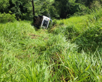 Kombi perde o controle, bate em árvore e deixa feridos, na BR-354 em Formiga