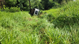 Kombi perde o controle, bate em &aacute;rvore e deixa feridos, na BR-354 em Formiga