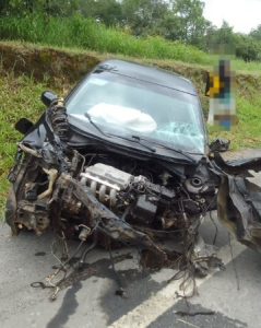 Carro se envolve em acidente com caminh&atilde;o na MG-050 em Formiga