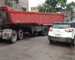 Vídeo: caminhão perde o controle e atinge carro e muro de casa, no bairro Niterói, em Divinópolis