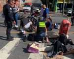 Motociclista de aplicativo avança sinal e causa acidente com três motos em BH