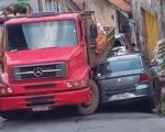 Motorista sem CNH perde o controle e caminhão atinge carros e casas em rua de BH