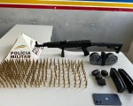 Mulher é presa por esconder fuzil e drogas dentro de casa, na Grande BH