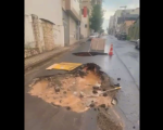 Vazamento de esgoto forma crateras na Rua Maranhão em Divinópolis