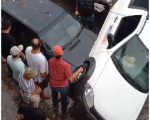 Caos após alagamento na Rua Ibituruna em Divinópolis: veículos são retirados