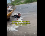 Divinopolitano viraliza ao nadar na enxurrada durante chuvas intensas