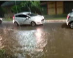 Chuva em Divinópolis provoca alagamento na Avenida JK
