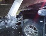 Poste pega fogo após motorista bater com carro e fugir, em BH