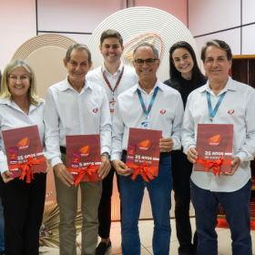 Avivar Alimentos lança livro comemorativo em celebração aos 25 anos de sucesso