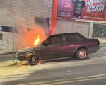 VÍDEO: Bombeiros controlam incêndio em carro no Centro de BH