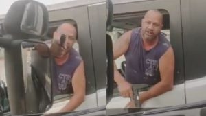 Vídeo: Caminhoneiro ameaça motorista com pistola em discussão e é preso na Grande BH
