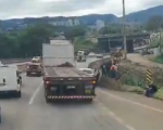 VÍDEO: Carreta prensa carro contra mureta de concreto no Anel Rodoviário de BH