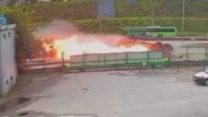 V&iacute;deo mostra momento em que carreta pega fogo na Fern&atilde;o Dias; motorista morreu carbonizado