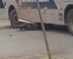 VÍDEO: Moto vai parar embaixo de ônibus em acidente e mulher fica ferida, em BH