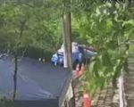 VÍDEO: Motorista fica ferido após caminhão perder força em subida e cair em terreno, em BH