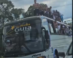 VÍDEO: Torcedores são flagrados em cima de ônibus em movimento
