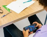 Volta às aulas: lei que limita uso de celular por alunos exige parceria entre família e escola