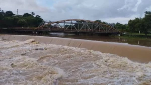 Divinópolis: Prefeitura e Bombeiros ampliam monitoramento do Rio Itapecerica devido às chuvas