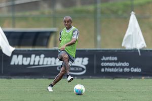 Ex-Galo est&aacute; na mira do Coelho.