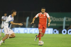 Atacante chega ao Cruzeiro para ajudar na &ldquo;seca&rdquo; de gols.