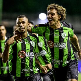 Coelho mesmo se vencer, corre risco de n&atilde;o se classificar. Am&eacute;rica x Aymor&eacute;s.