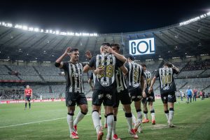 Galo &ldquo;conserta &rdquo; in&iacute;cio ruim e se classifica para as semifinais.