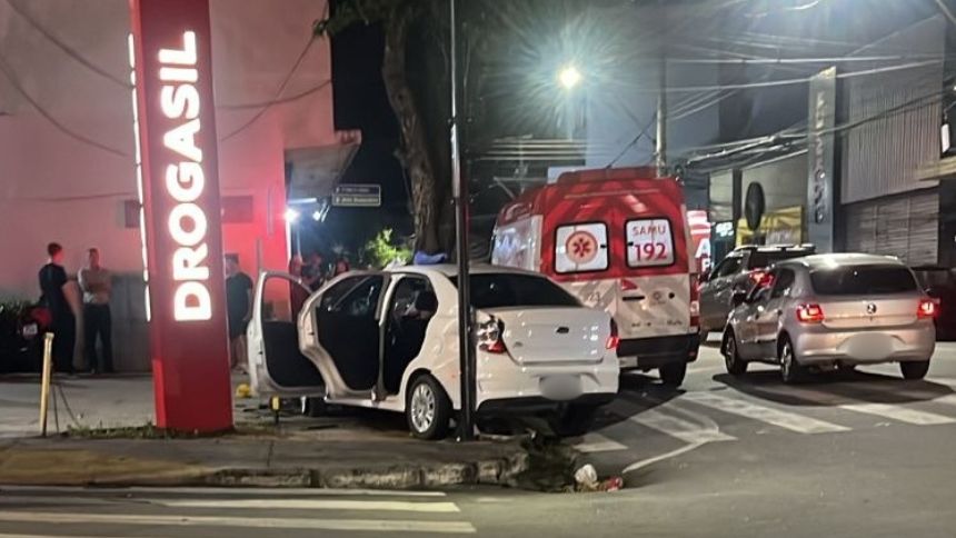Acidente deixa dois feridos na avenida Paran&aacute;, em Divin&oacute;polis