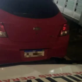Nova Serrana: PM recupera ve&iacute;culo furtado com placas adulteradas