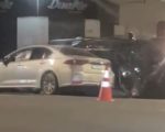 Vídeo: Batida entre dois carros no Centro de Divinópolis deixa casal ferido