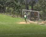Defesa e gol contra de goleiro em torneio amador de Divinópolis viraliza em todo Brasil